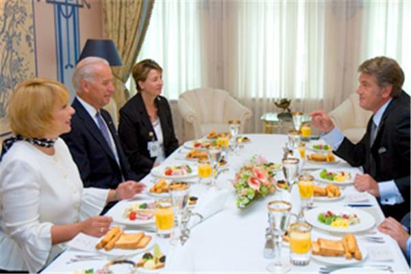 Ющенко и посланец Обамы работают за завтраком