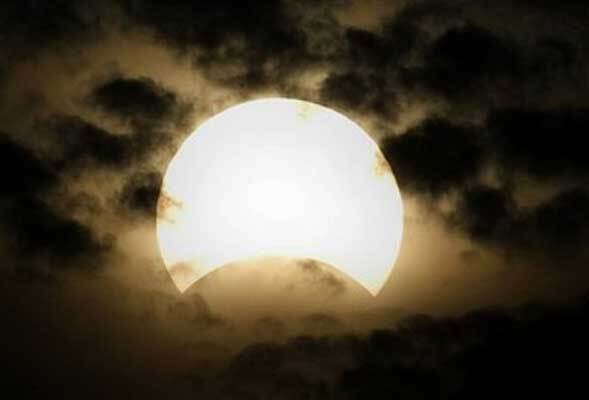 Солнечное затмение ввергло Азию во мрак. ФОТО