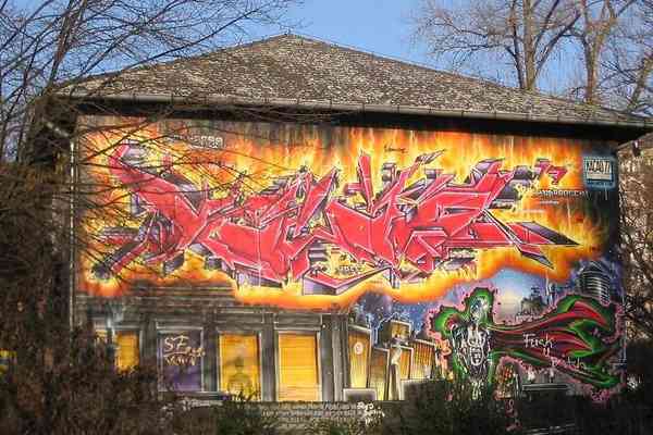 Столичные граффитчики закрасят нецензурщину на стенах домов