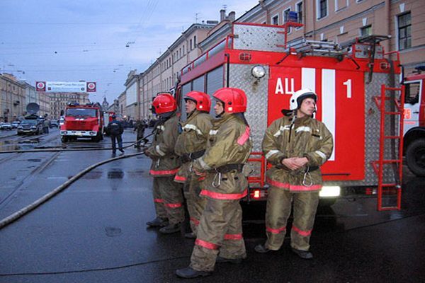 Більше 30 людей заблоковано в палаючій столичної висотці