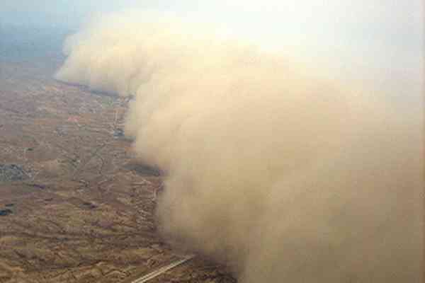 Сильная песчаная буря парализовала столицу Ирака
