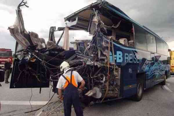 Пассажирский автобус столкнулся с грузовиком, 12 раненых