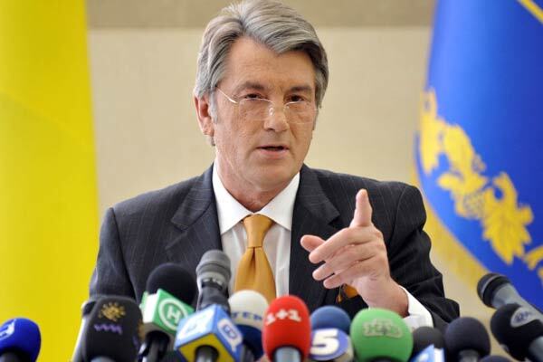 Москва советует "безумцу" Ющенко брать с нее пример 