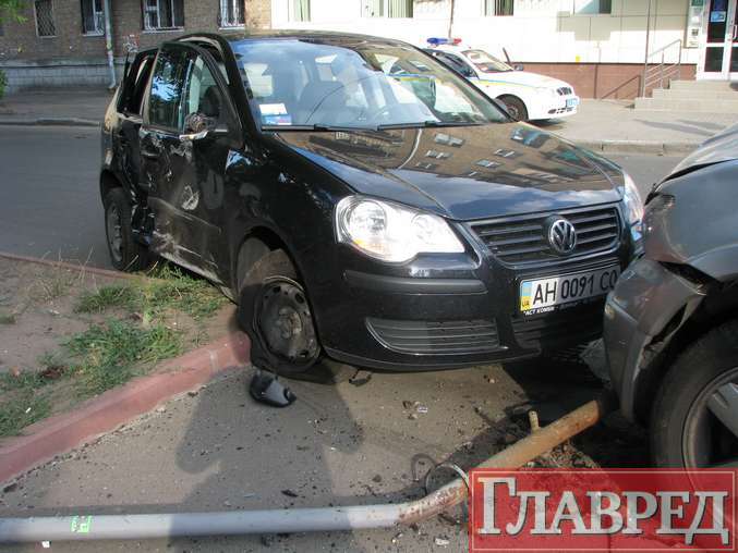 Девушки протаранили внедорожник с ребенком