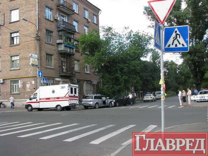 Девушки протаранили внедорожник с ребенком
