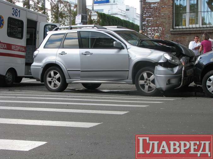 Девушки протаранили внедорожник с ребенком