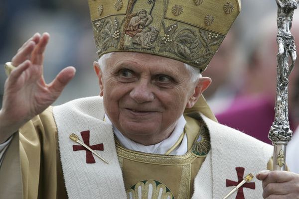 Японський прем'єр подарував Папі Римському цифрову камеру
