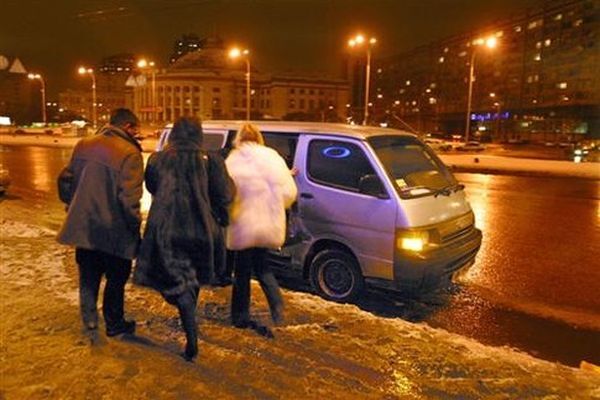 Банда полицейских продала в рабство 300 женщин