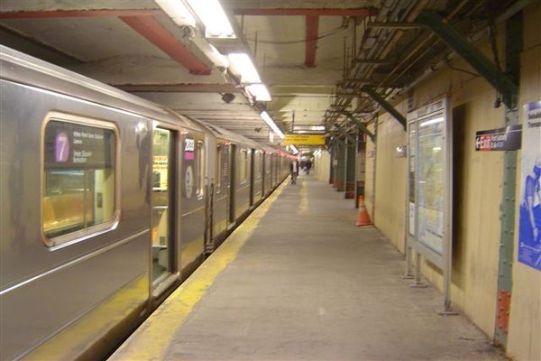 Машиниста метро уволили за набор СМС на работе