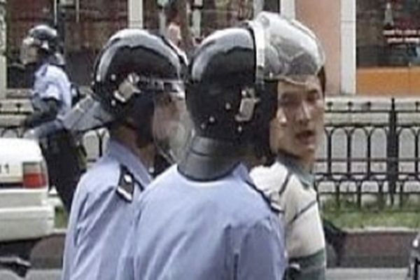 Власти Китая грозятся строго наказать участников беспорядков