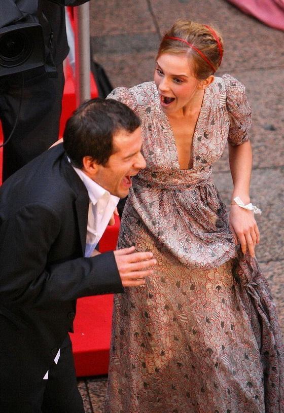 Эмма Уотсон показала нижнее белье под дождем