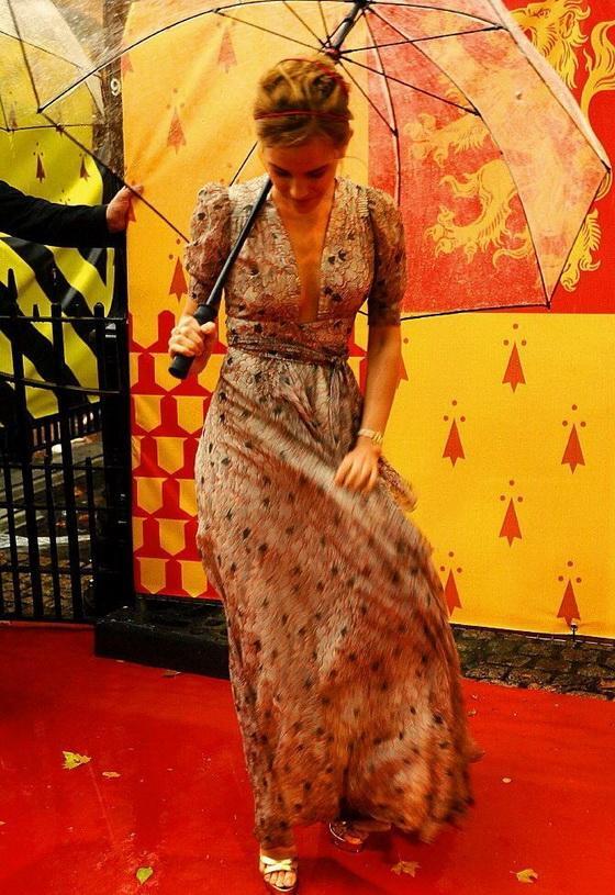 Эмма Уотсон показала нижнее белье под дождем