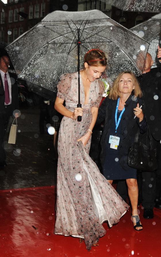 Эмма Уотсон показала нижнее белье под дождем