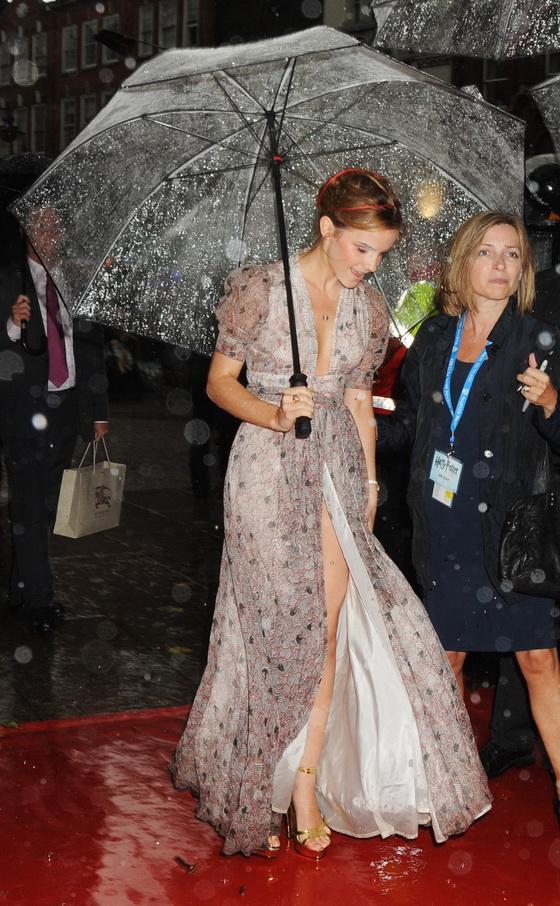 Эмма Уотсон показала нижнее белье под дождем