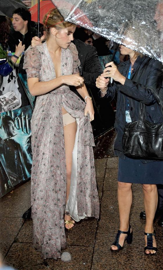 Эмма Уотсон показала нижнее белье под дождем