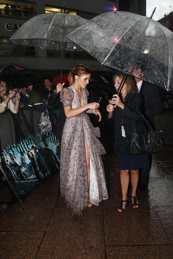 Эмма Уотсон показала нижнее белье под дождем