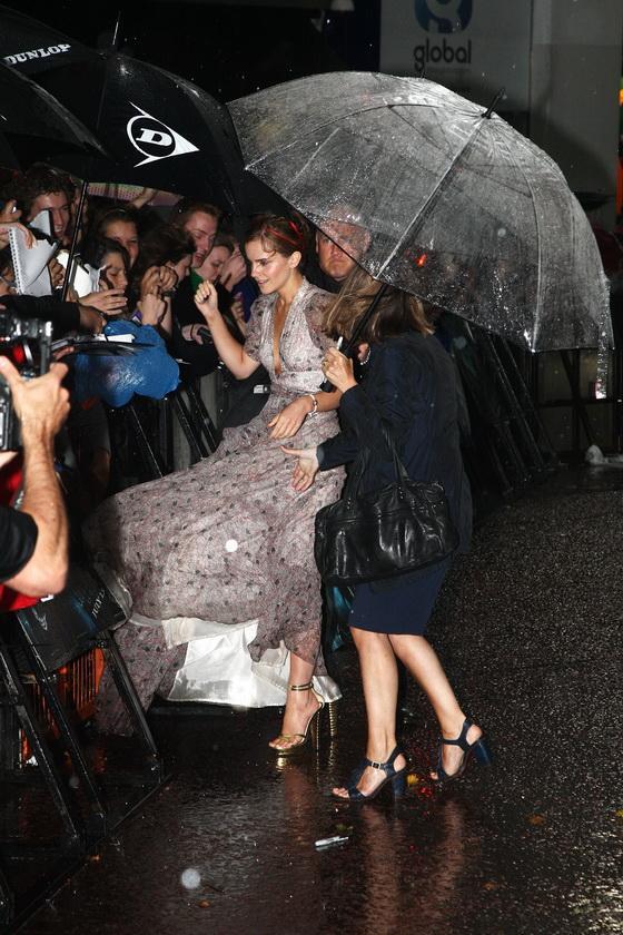 Эмма Уотсон показала нижнее белье под дождем