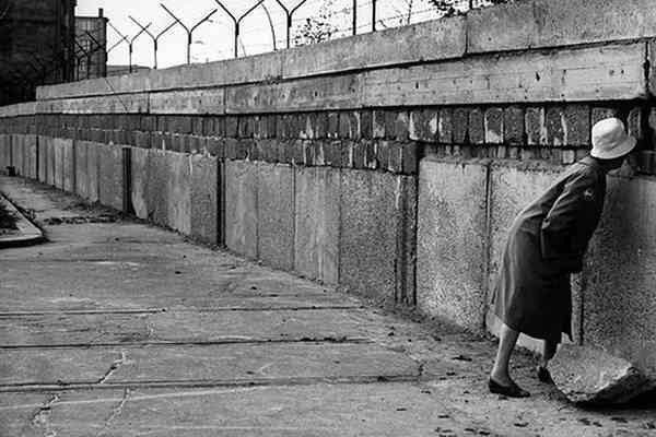 Почти 140 человек погибли у Берлинской стены