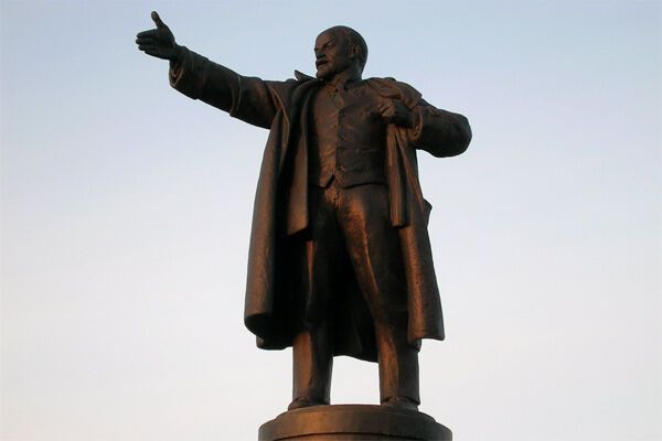 Парень разбился насмерть, спрыгнув с памятника Ленину