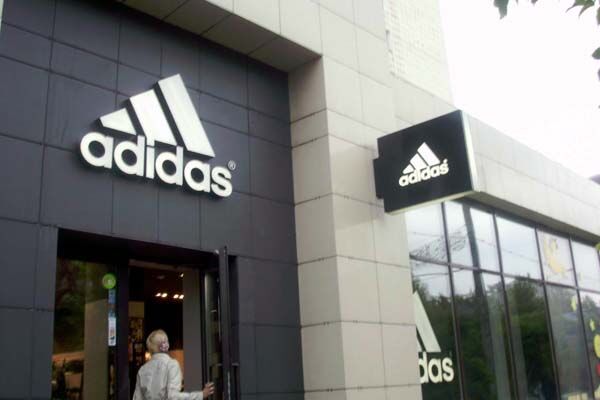 Adidas закрывает магазины в Украине