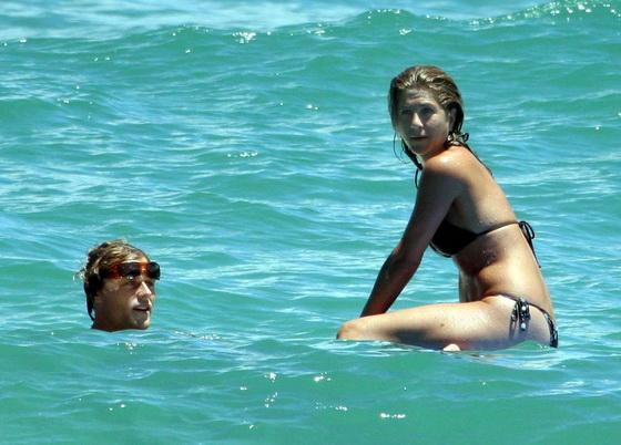 Дженнифер Энистон в совершенно прозрачном купальнике