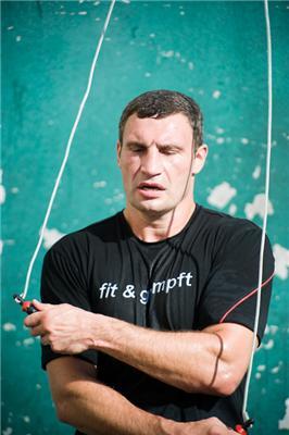 Тренировки Кличко: спарринги, "железо", бассейн (фоторепортаж) 