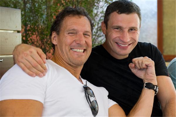 Тренировки Кличко: спарринги, "железо", бассейн (фоторепортаж) 