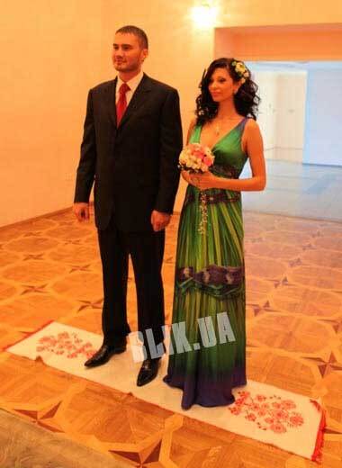 Жена Януковича-младшего и без платья красивая!