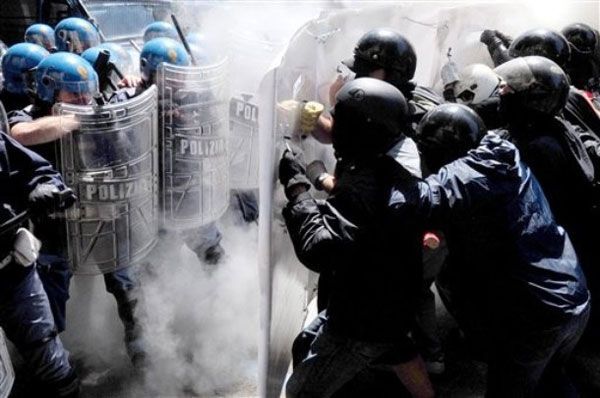 Столкновения демонстрантов с полицией произошли в Лондоне 