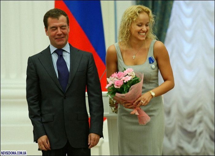 Медведева соблазнили победительницы Олимпиады-2008 