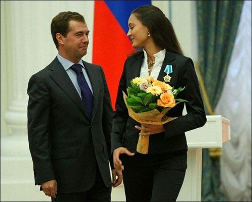 Російський президент болісно реагує на жінок (ФОТО)