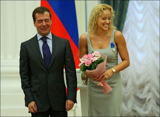 Российский президент болезненно реагирует на женщин (ФОТО)