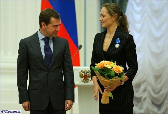 Медведева соблазнили победительницы Олимпиады-2008
