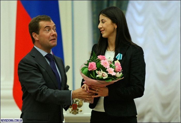Медведева соблазнили победительницы Олимпиады-2008