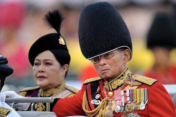 Бессменный король Таиланда попал в больницу