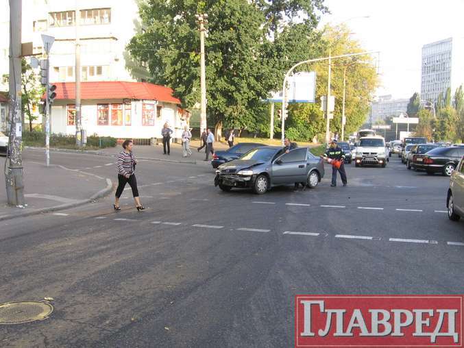 ДТП: на Соломенской перевернулся микроавтобус (ФОТО)