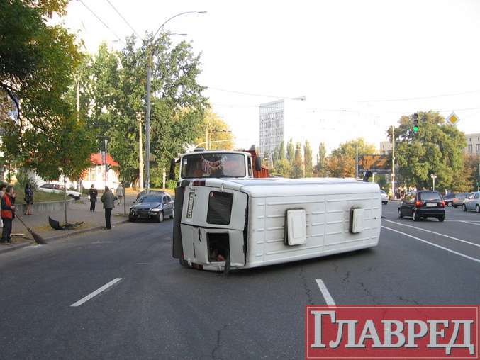 ДТП: на Соломенской перевернулся микроавтобус (ФОТО)