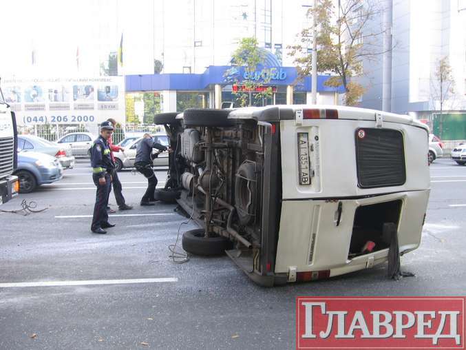 ДТП: на Соломенской перевернулся микроавтобус (ФОТО)