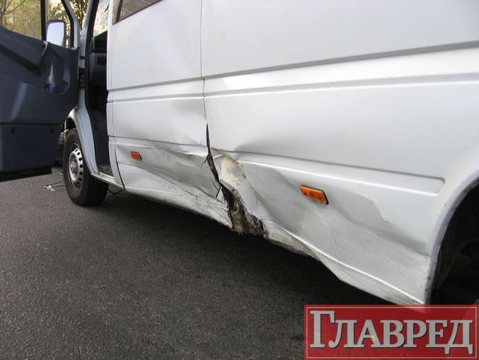 ДТП: на Соломенской перевернулся микроавтобус (ФОТО)