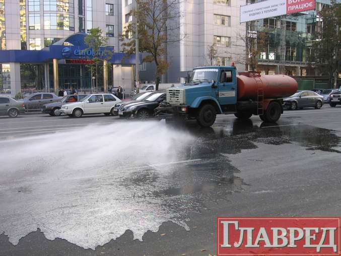 ДТП: на Соломенской перевернулся микроавтобус (ФОТО)