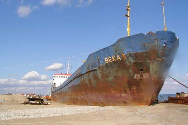 На Одещині не дають розпиляти судно, що сіло на мілину судно