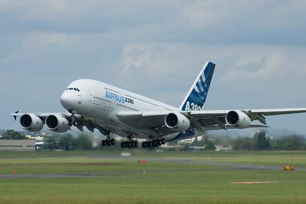 Лайнер A380 вернулся в аэропорт из-за отказа двигателя