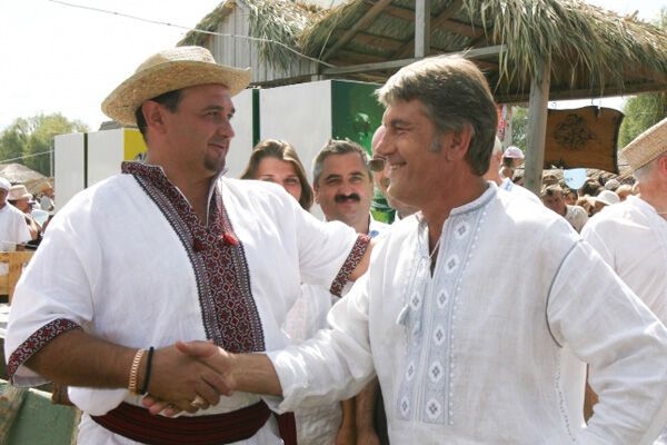 Ющенко должен победить на выборах ради пчел