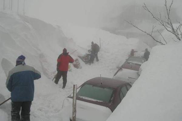 Сильні снігопади залишили тисячі грузин без світла