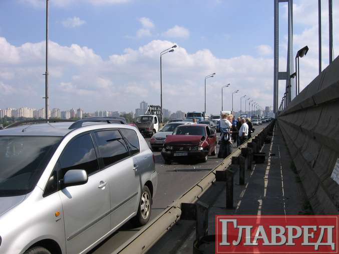 На Южном мосту произошло тройное столкновение (ФОТО)