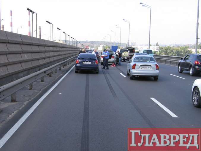На Южном мосту произошло тройное столкновение (ФОТО)