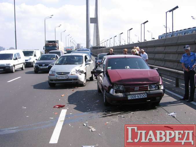 На Южном мосту произошло тройное столкновение (ФОТО)