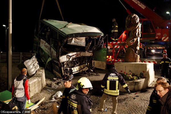 При падінні автобуса в прірву загинули 20 пасажирів