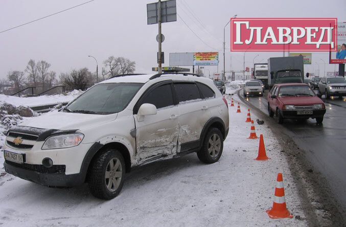 На проспекте Бажана произошло ДТП, есть пострадавший (ФОТО) 
