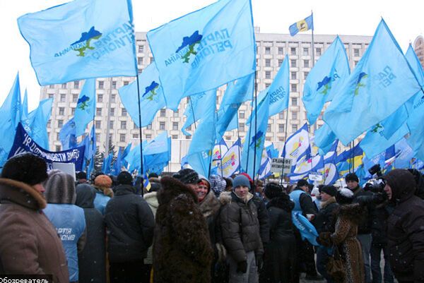 Под стенами ЦИК люди устроили "революцию"